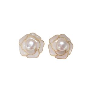 Camellia Natural pearl earrings